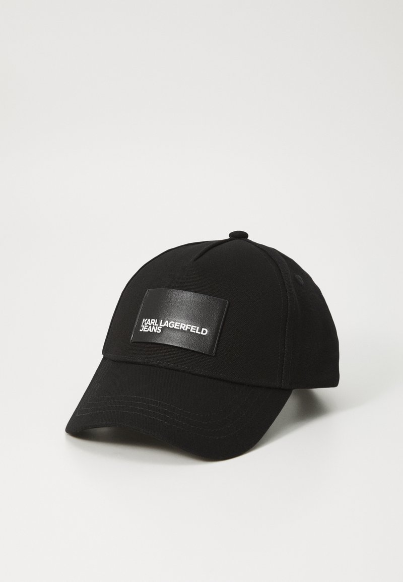 Crna bejzbol kapa od tkanine, s sjajnim crnim pravokutnim uvlakom na kojem je u bijelom otisnuto "KARL LAGERFELD JEANS".