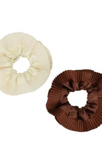 Zwei gefaltete Haargummis: einer in Creme, der andere in Dunkelbraun. Beide aus glattem Satin mit einem gerafften Design und weicher Textur.