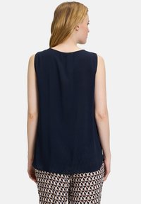 Betty Barclay MIT RUNDHALSAUSSCHNITT - Blouse - dunkelblau