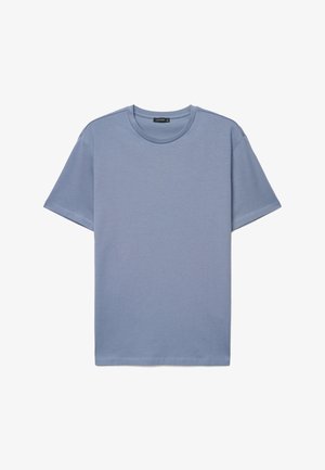 T-shirt a maniche corte con scollo rotondo, semplice, in tessuto blu morbido, mostrata distesa con cuciture visibili e etichetta del marchio sul colletto.