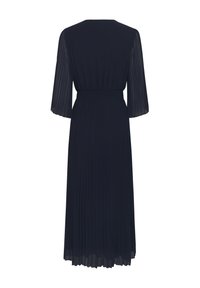 Marineblaues Kleid mit plissiertem Rock, geraffter Taille und durchscheinenden halblangen Ärmeln. Schlichter Rundhalsausschnitt, strukturierter Stoff für zusätzliche Details.