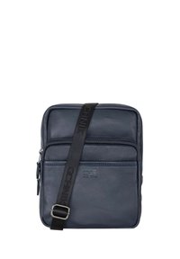 Granatowa skórzana torba na ramię o teksturowanym wykończeniu, z przednią kieszonką na zamek, regulowanym paskiem i wytłoczonym logo.