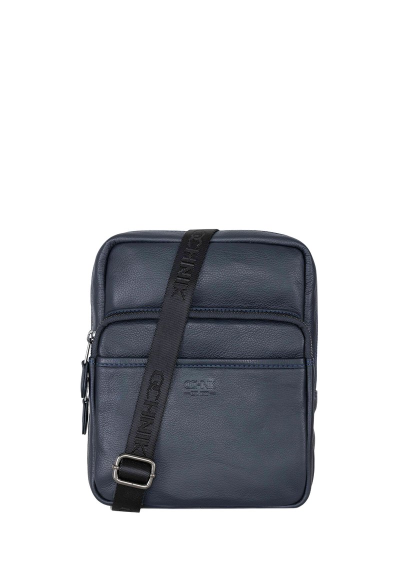 Granatowa skórzana torba na ramię o teksturowanym wykończeniu, z przednią kieszonką na zamek, regulowanym paskiem i wytłoczonym logo.