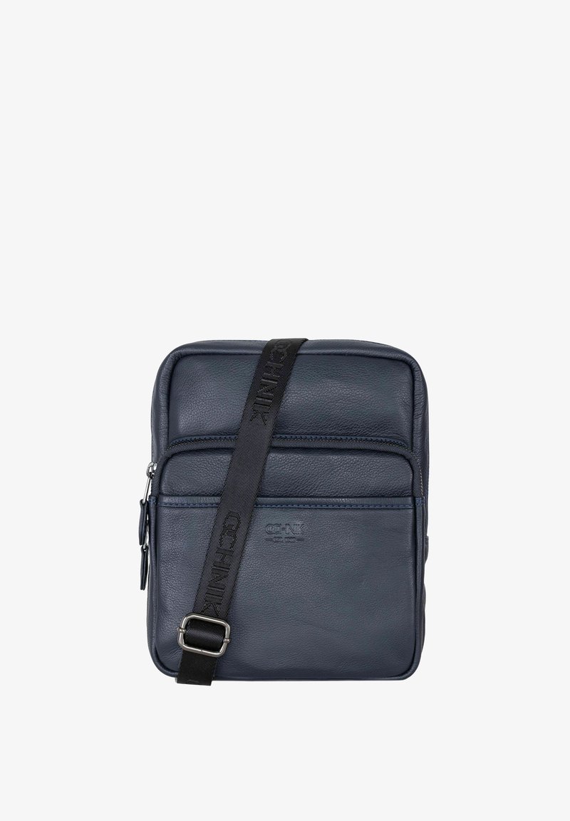 Granatowa skórzana torba na ramię o teksturowanym wykończeniu, z przednią kieszonką na zamek, regulowanym paskiem i wytłoczonym logo.