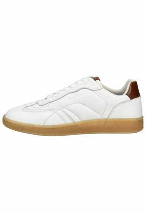 Sneaker bianca bassa con suola e toppa sul tallone marrone chiaro, lacci bianchi e dettagli cuciti sottili sul lato.