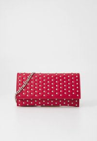 Κόκκινο τσαντάκι χειρός από τεχνητό δέρμα με ασημένιες τρουκς, αναδιπλούμενο καπάκι και αλυσίδα-ιμάντα. Διαθέτει υφή στην επιφάνεια και ορθογώνιο σχήμα.