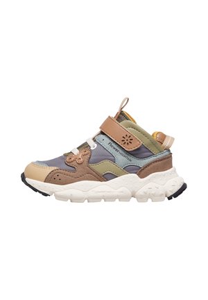 Le sneaker multicolori presentano materiali in suede e sintetici, una suola bianca spessa, una cintura in velcro e distintivi accenti marroni, verdi e blu.