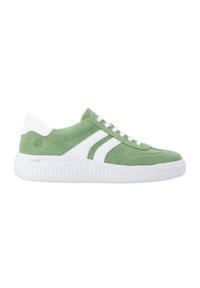 Baskets basses en daim vert clair avec des bandes latérales blanches, des lacets blancs et une semelle blanche épaisse à nervures.