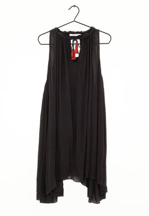 Czarna sukienka bez rękawów z asymetrycznym hemem, wykonana z lekkiego materiału. Posiada marszczony dekolt i czerwone frędzle na plecach.