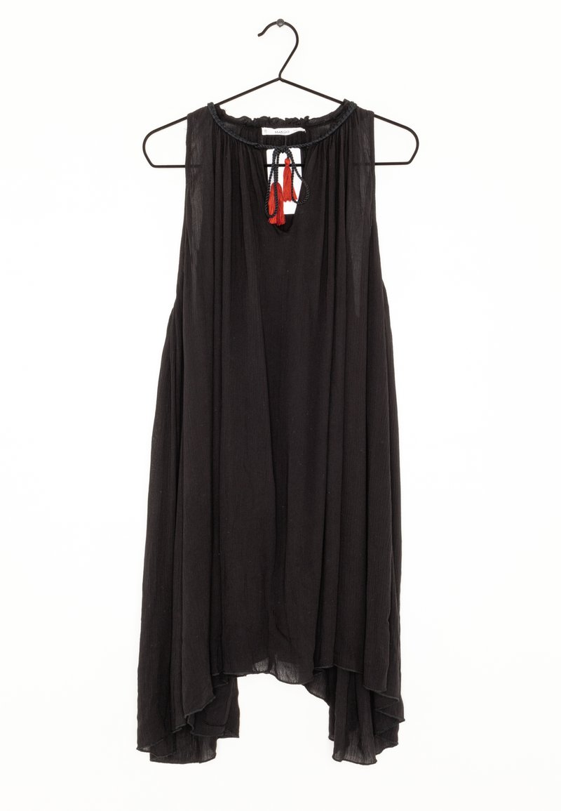 Schwarzes ärmelloses Kleid mit asymmetrischem Saum, aus leichtem Material gefertigt. Es hat einen gerafften Halsauschnitt und rote Quastenakzente im Rücken.