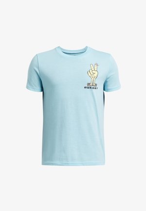 Camiseta de algodón azul claro con cuello redondo. Presenta una mano de dibujos animados con dos dedos levantados y el texto "UNDER ARMOUR" debajo del diseño.