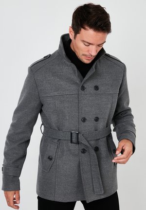Abrigo de mezcla de lana gris con diseño de doble botón, grandes botones, bolsillos laterales y cinturón. Presenta un cuello alto y epaulettes en los hombros.