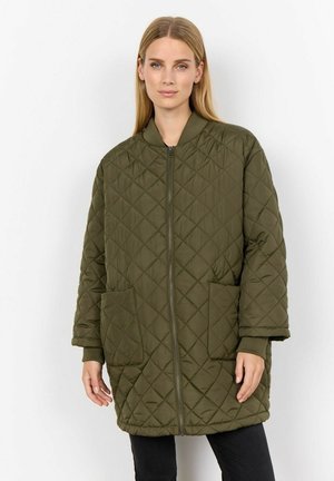 Gequilte olijfgroene jas met een rits, ribgebreide manchetten en twee voorzakken. Voorzien van een ronde halslijn en een lose pasvorm.
