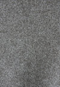 Graues gewebtes Material mit einem strukturierten Muster, das eine Mischung aus dunklen und hellen grauen Fäden zeigt und ein subtil dimensioniertes Erscheinungsbild schafft.