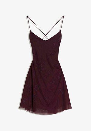 Rochie burgundy cu decolteu în V, bretele subțiri reglabile și modele florale împodobite cu pietre strălucitoare, având tiv evazat.