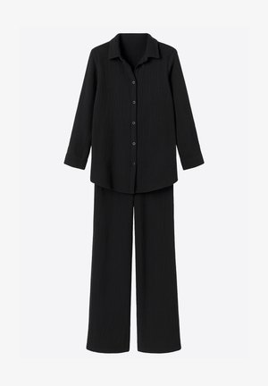 Schwarzes Freizeitkleidungsset bestehend aus einem langärmligen Oberteil mit Knopfleiste und Kragen sowie locker sitzenden Hosen, gefertigt aus strukturiertem Stoff.