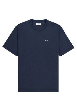 T-shirt en coton bleu marine avec un col rond et des manches courtes. Présente un petit logo blanc "NN. 07" sur le devant. Design minimaliste.