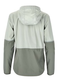 Lichte, reflecterende jas met een capuchon. Strak grijs bovenstuk met een gladde afwerking; donkergrijs onderstuk. Lange mouwen met elastische manchetten.