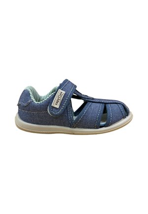 Sandalía azul para niño pequeño con puntera cerrada, tira de velcro, forro interior acolchado y suela beige flexible, aislada sobre fondo blanco.
