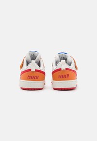 Nike Sportswear NIKE COURT BOROUGH LOW 2 (TD) - Sapatilhas - sail/university red/hot curry/game royal