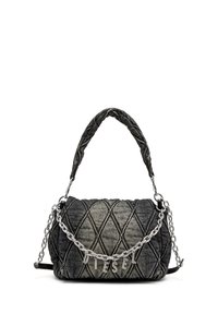 Borsa in denim trapuntato di colore grigio scuro, con tracolla a catena e logo metallico "DIESEL". Forma compatta e rettangolare, superficie testurizzata.
