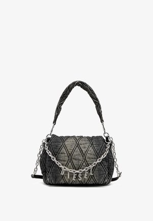 Greznums īsiem denima rokassomu tumši pelēkā krāsā, ar ķēdes siksnu un metālisku "DIESEL" logotipu. Kompakta, taisnstūra forma, teksturēta virsma.