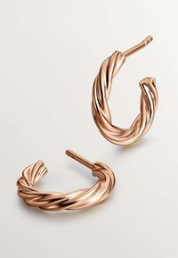 Pendientes de aro retorcidos en oro rosa con una superficie suave y reflectante y un cierre seguro. El diseño presenta un detalle de textura retorcida.