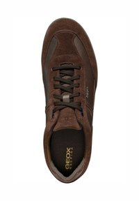 Zapatilla de ante marrón con acentos de cuero, punta redonda, cordones planos y una plantilla texturizada etiquetada "GEOX RESPIRA."