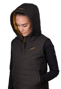 Schwarze Steppweste mit Kapuze, mit diagonalen Steppnähten, orangefarbiger Innenauskleidung und goldfarbenem "Forsberg"-Logo auf der Vorderseite.