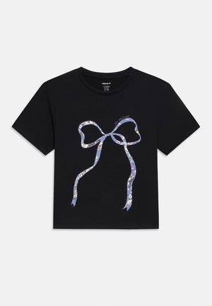 Sort bomulds-T-shirt med farverigt sløjfe-motiv med blomsterprint og teksten "you are loved" i lyseblåt. Korte ærmer, rund hals.