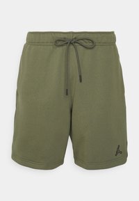 Shorts vert olive en tissu doux, avec une taille élastique et un cordon de serrage, ainsi qu'un petit logo noir sur le bas devant.