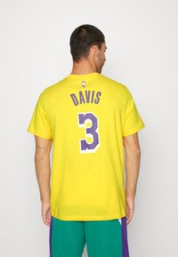 Nike Performance NBA LOS ANGELES LAKERS LEBRON JAMES TEE - Roupa de discoteca - amarillo/davis anthony