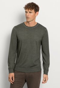 Olivgrüner, langärmeliger Pullover aus weichem Stoff mit Rundhalsausschnitt, gerippten Bündchen und Saum. Trägt man mit braunen Hosen, minimalistischem Design.