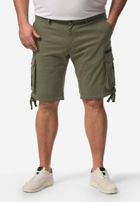 Pantaloni cargo verde oliva con molte tasche laterali, cordini regolabili e una texture di tessuto morbida. Presentano una chiusura con bottone e zip.