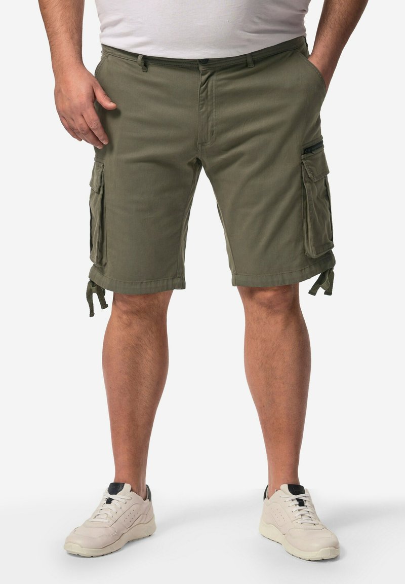 Pantaloni cargo verde oliva con molte tasche laterali, cordini regolabili e una texture di tessuto morbida. Presentano una chiusura con bottone e zip.
