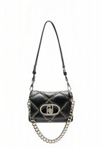 Sac à main en cuir noir avec motif matelassé, accents en chaîne argentée et fermoir avec logo métallique. Présente une poignée courte et une bandoulière plus longue.