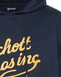 Sudadera azul marino con texto en cursiva amarilla "Schott Los inc" y etiqueta negra de la marca Schott en el interior del cuello.
