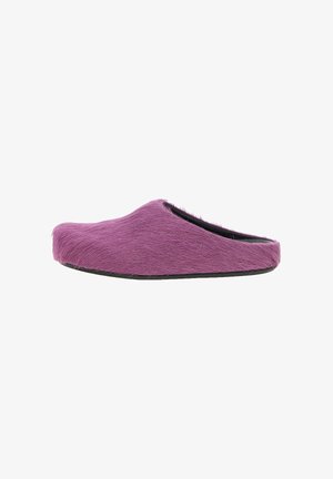 Scarpa slip-on foderata in pelliccia viola con punta rotonda, design a profilo basso e upper testurizzato. Suola nera per aderenza e stabilità.