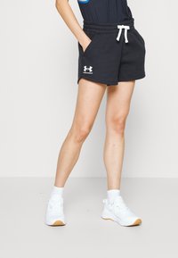 Černé šortky z bavlněné směsi s bílou šňůrkou a kapsami, s vyšitým bílým logem Under Armour na levé noze.