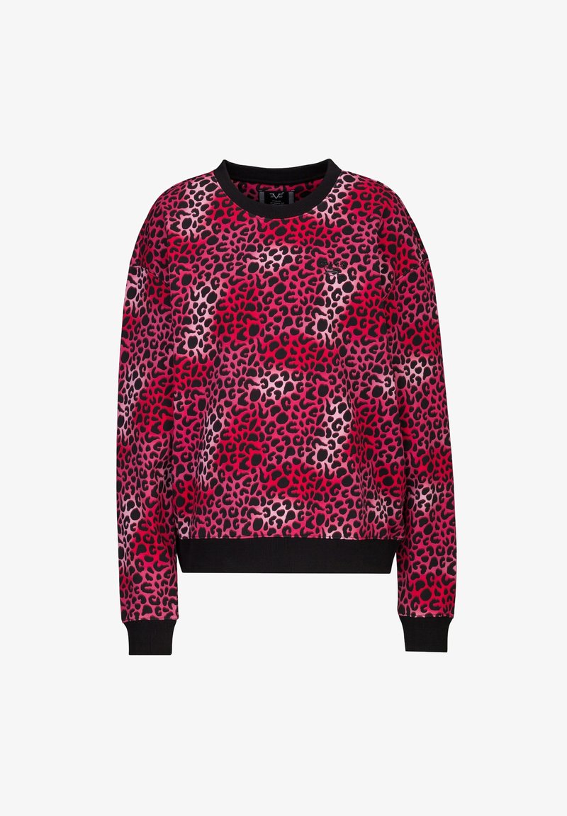 Sweater in roze en zwart luipaardprint, met lange mouwen, ronde halslijn en een geribbelde zwarte zoom. De stof heeft een zachte textuur.
