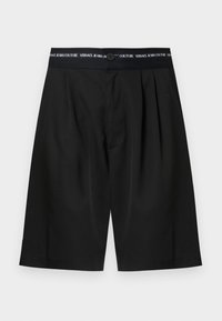 Μαύρα σορτς μήκους μέχρι το γόνατο με πιέτες και επώνυμη μ έση που γράφει "Versace Jeans Couture", με κουμπί κλεισίματος μπροστά.