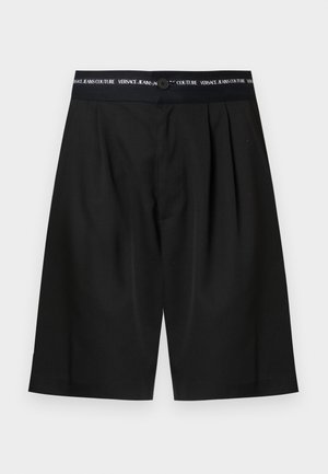 Sorte skreddersydde knelange shorts med folder og et merket midjebelte med teksten "Versace Jeans Couture," med knappelukking foran.