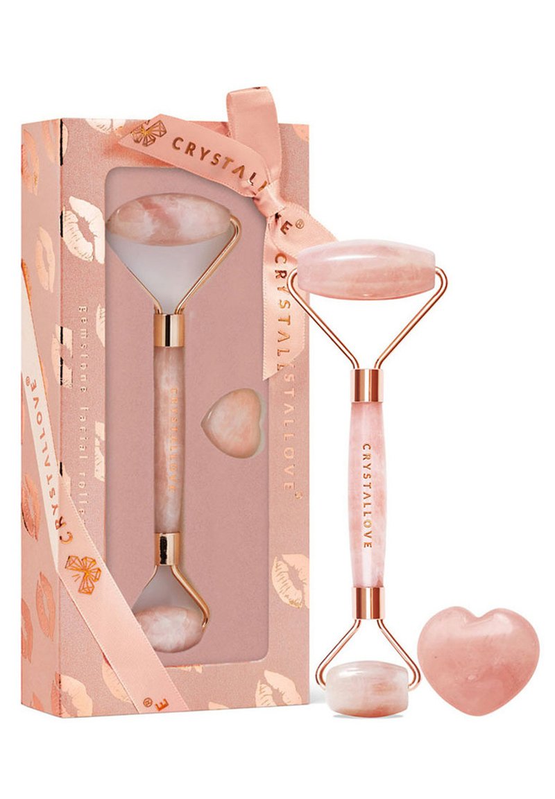 Zestaw do masażu z różowego kwarcu z różdżką w kształcie serca. Zawiera różowy kamień z akcentami ze złotego metalu. Zapakowane w wzorzyste pudełko.