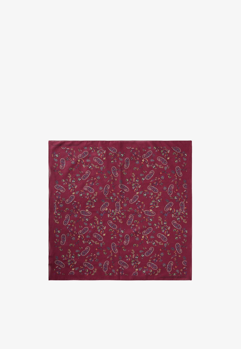 Quadratischer burgunderroter Schal mit mehrfarbigen Paisley- und Blumenmustern, die gleichmäßig über den Stoff verteilt sind.