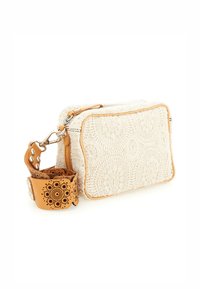 Borsa rettangolare in crochet color crema con dettagli in pelle marrone e una tracolla decorativa. Presenta intricate forme circolari e accessori in argento.