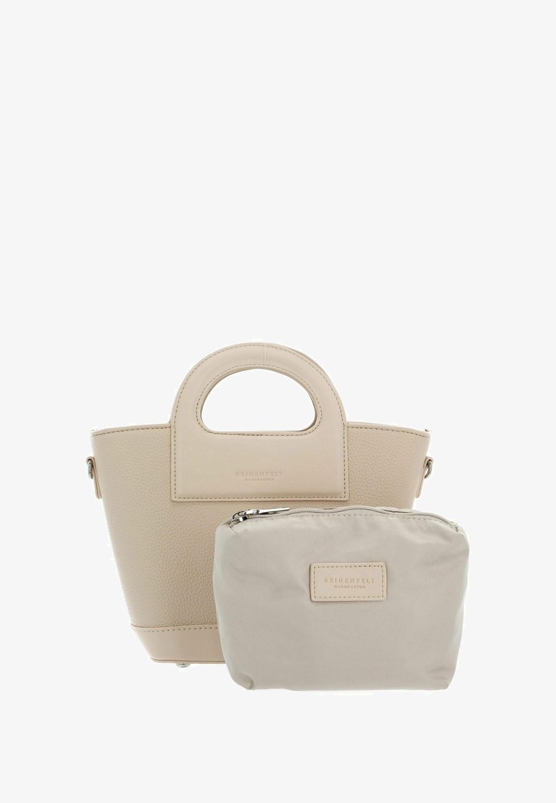 Sac à main en cuir beige avec une finition texturée, des poignées supérieures arrondies, et une pochette beige détachable avec une fermeture éclair et un détail de logo.