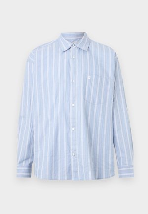 Ανοιχτό μπλε μακρυμάνικο πουκάμισο με κατακόρυφες λευκές ρίγες, τσέπη στο στήθος και κλασικό γιακά.