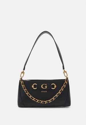 Sac à main rectangulaire noir avec détail en chaîne dorée et logo "G", doté d'une bandoulière en cuir et du nom de la marque "GUESS" sous le logo.