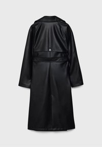 Long trench-coat en cuir noir avec passant de ceinture et un seul bouton dans le dos, présenté sur un fond clair uni.