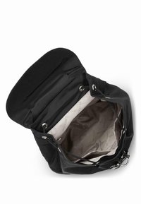 Sac en tissu noir avec fermeture à rabat, présentant une texture lisse, des accessoires en acier inoxydable, et un intérieur beige avec un motif de marque.